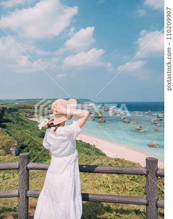 Woman looking at the sea Woman looking at the sea 110209907