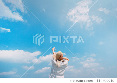 一個女孩仰望夏日的天空 110209910