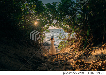 穿著白色洋裝的女人在森林裡 110209930