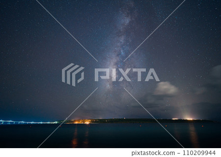 夏天的銀河和湖面漂浮的銀河 110209944