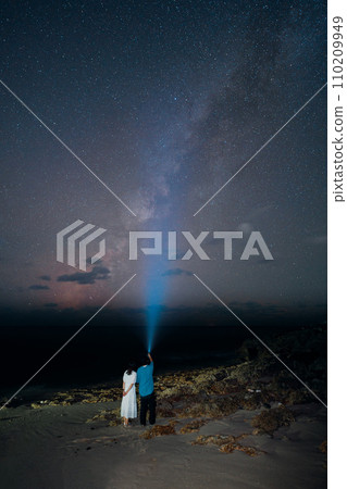 Couple staring at the Milky Way 110209949