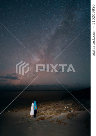 Couple staring at the Milky Way 110209950