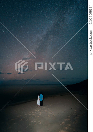 Couple staring at the Milky Way 110209954
