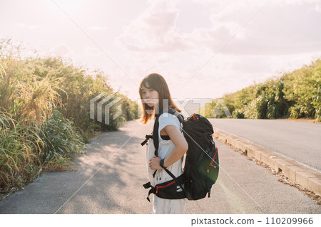 一個女人走向夕陽 一個女人走向夕陽 110209966