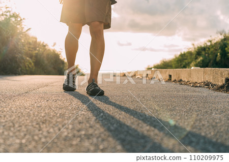 走向夕陽的人 走向夕陽的人 110209975