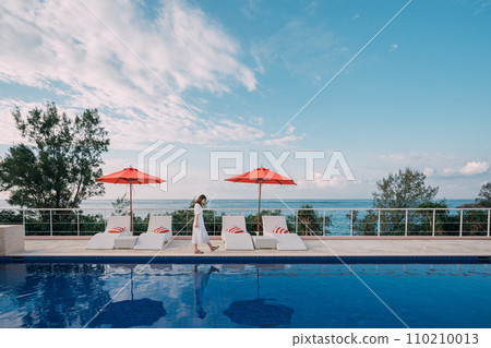 藍天白雲下的休閒度假飯店泳池 110210013