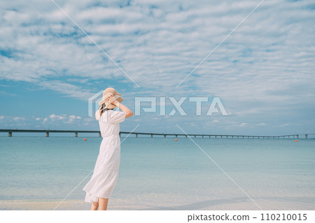 一個女人在美麗的熱帶海灘上放鬆 110210015