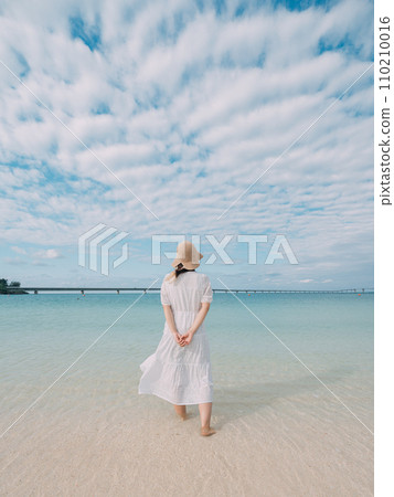 一個女人在美麗的熱帶海灘上放鬆 一個女人在美麗的熱帶海灘上放鬆 110210016