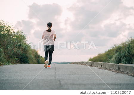 A woman who jogs 110210047