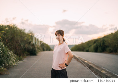 A woman who jogs 110210054