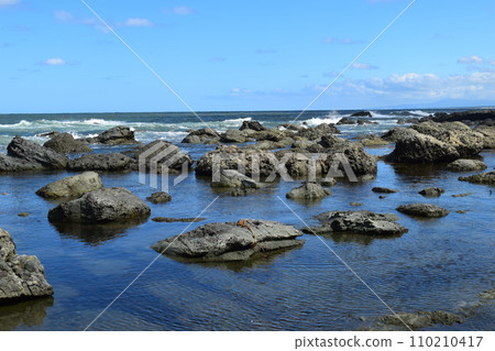 在Yunohama海岸的岩石風景 110210417