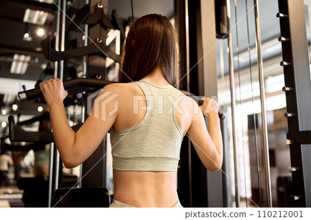 女人在健身房用高位下拉訓練背部 110212001