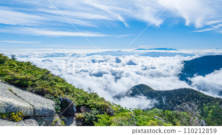 Climbing Mt. Jonendake in summer (Mimata trailhead - Mt. Mt. Mt. Yatsugatake: view towards Mt. Yatsugatake) 110212859