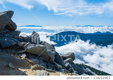 Climbing Mt. Jonendake in summer (Mimata trailhead - Mt. Jonendake: view toward Yatsugatake and the Southern Alps) 110212901