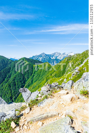 夏季登山常年岳（三俁登山口～常年岳：穗高連峰的景色） 110212955