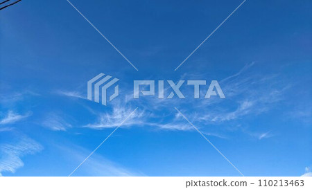 白雲像龍神一樣漂浮在藍天上 白雲像龍神一樣漂浮在藍天上 110213463