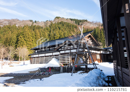 Uonuma no Sato, Soba restaurant, Nagamori and snowy scenery, clear winter skies, Minamiuonuma City, Niigata Prefecture 110215781