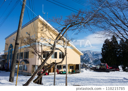 菅原滑雪場中心屋 晴朗的冬日新潟縣魚沼市 菅原滑雪場中心屋 晴朗的冬日新潟縣魚沼市 110215785
