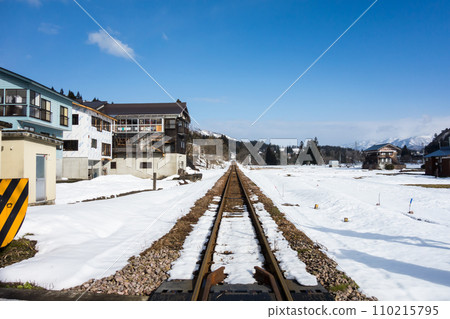 新潟縣魚沼市街景，只見線，魚沼田中站鐵路道口，晴朗的冬日天空，在鄉村散步 110215795