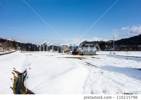 新潟縣魚沼市的城鎮景觀，只見線軌道，靠近魚沼田中，晴朗的冬日天空，在鄉村散步 110215796