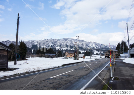 新潟縣魚沼市的城鎮景觀、原 Axiom 滑雪場前的道路、晴朗的冬日天空、鄉村步道 新潟縣魚沼市的城鎮景觀、原 Axiom 滑雪場前的道路、晴朗的冬日天空、鄉村步道 110215803