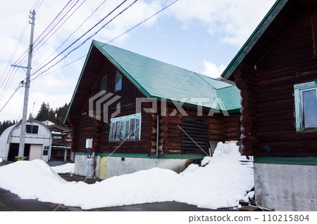 新潟縣魚沼市的街道、Axiom 滑雪場舊址的木屋、晴朗的冬日天空、鄉村散步 110215804