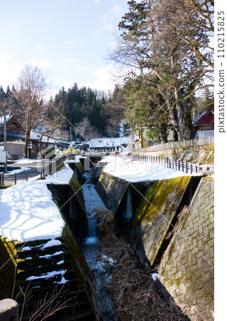 Waterway in front of Fukoji Temple and Bishamondo Temple, near Urasa Station, clear winter sky, Minamiuonuma City, Niigata Prefecture Waterway in front of Fukoji Temple and Bishamondo Temple, near Urasa Station, clear winter sky, Minamiuonuma City, Niigata Prefecture 110215825