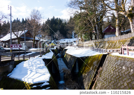 Fukoji Temple/Bishamondo, snowy waterway, near Urasa Station, clear winter sky, Minamiuonuma City, Niigata Prefecture Fukoji Temple/Bishamondo, snowy waterway, near Urasa Station, clear winter sky, Minamiuonuma City, Niigata Prefecture 110215826