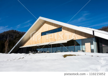 Uonuma Village, Sarukurayama Brewery, Clear winter skies, Minamiuonuma City, Niigata Prefecture Uonuma Village, Sarukurayama Brewery, Clear winter skies, Minamiuonuma City, Niigata Prefecture 110215852