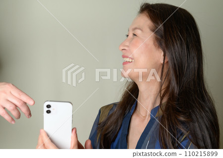 高級女性正在學習如何使用智慧型手機 高級女性正在學習如何使用智慧型手機 110215899