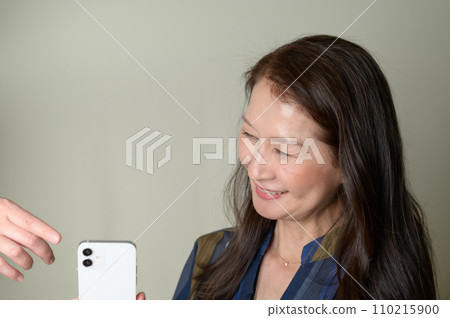 高級女性正在學習如何使用智慧型手機 110215900