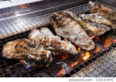 在格柵的未加工的牡蠣海鮮盤 在格柵的未加工的牡蠣海鮮盤 110215945