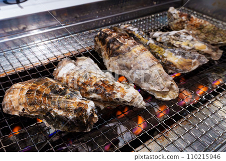 在格柵的未加工的牡蠣海鮮盤 110215946