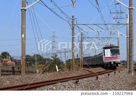 運行於東武日光線中央林館方向的東京地鐵特快列車 運行於東武日光線中央林館方向的東京地鐵特快列車 110217068