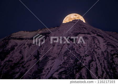 富士山劍峰的月出開始 110217103
