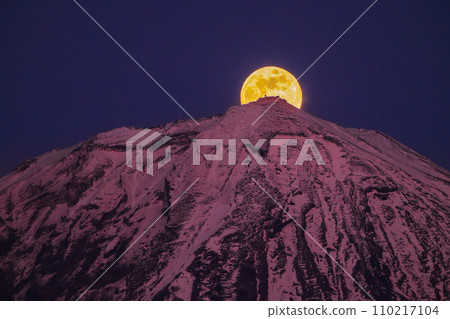 富士山被餘輝染紅，滿月從劍峰升起 110217104
