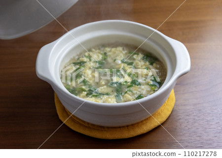 rice porridge in white clay pot 110217278