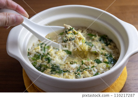 rice porridge in white clay pot 110217287