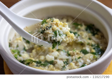 rice porridge in white clay pot 110217290