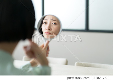Women who care about rough skin Women who care about rough skin 110217800