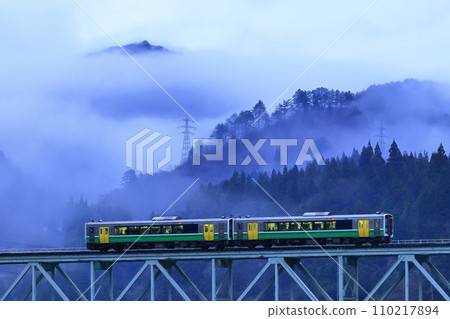 Tadami Line in late autumn shrouded in fog 110217894