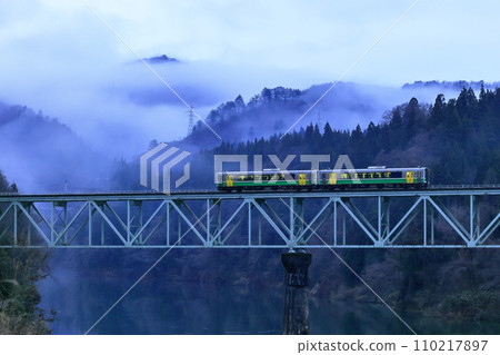 霧氣籠罩的深秋只見線 霧氣籠罩的深秋只見線 110217897