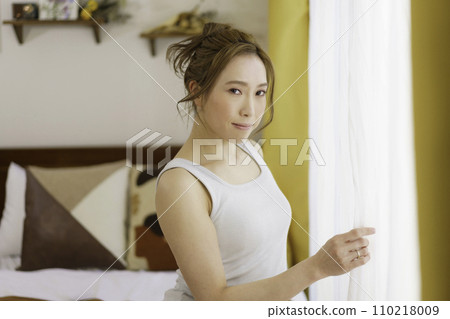 一位年輕女子早上打開窗簾的肖像 一位年輕女子早上打開窗簾的肖像 110218009