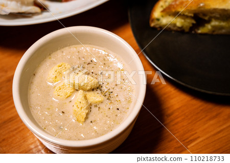 餐桌蘑菇濃湯3 110218733