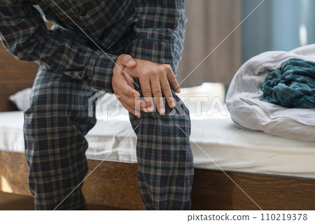 中年男子雙手抱膝 中年男子雙手抱膝 110219378