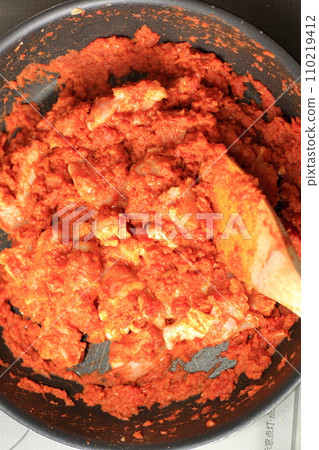 在煎鍋中製作的五香咖哩醬 在煎鍋中製作的五香咖哩醬 110219412