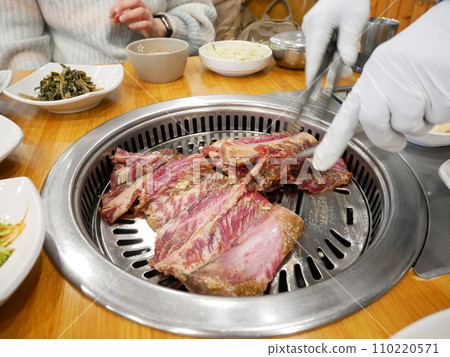 Bone-in short ribs that can be carved into pieces 110220571