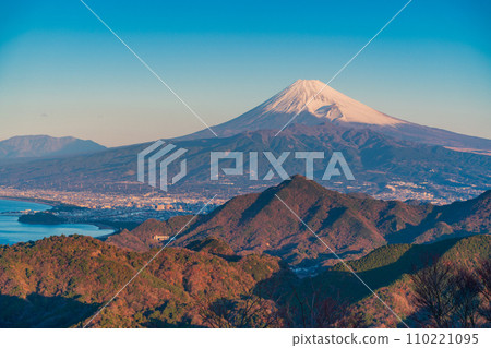 (Shizuoka Prefecture) From Izu Panorama Park (Ao Terrace), Mt. Fuji in the early morning on New Year's Day 2024 (Shizuoka Prefecture) From Izu Panorama Park (Ao Terrace), Mt. Fuji in the early morning on New Year's Day 2024 110221095