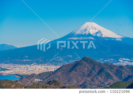 (Shizuoka Prefecture) From Izu Panorama Park (Ao Terrace), Mt. Fuji in the early morning on New Year's Day 2024 (Shizuoka Prefecture) From Izu Panorama Park (Ao Terrace), Mt. Fuji in the early morning on New Year's Day 2024 110221096