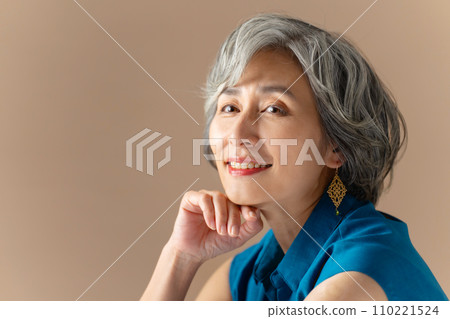 灰白頭髮的女人美麗 110221524